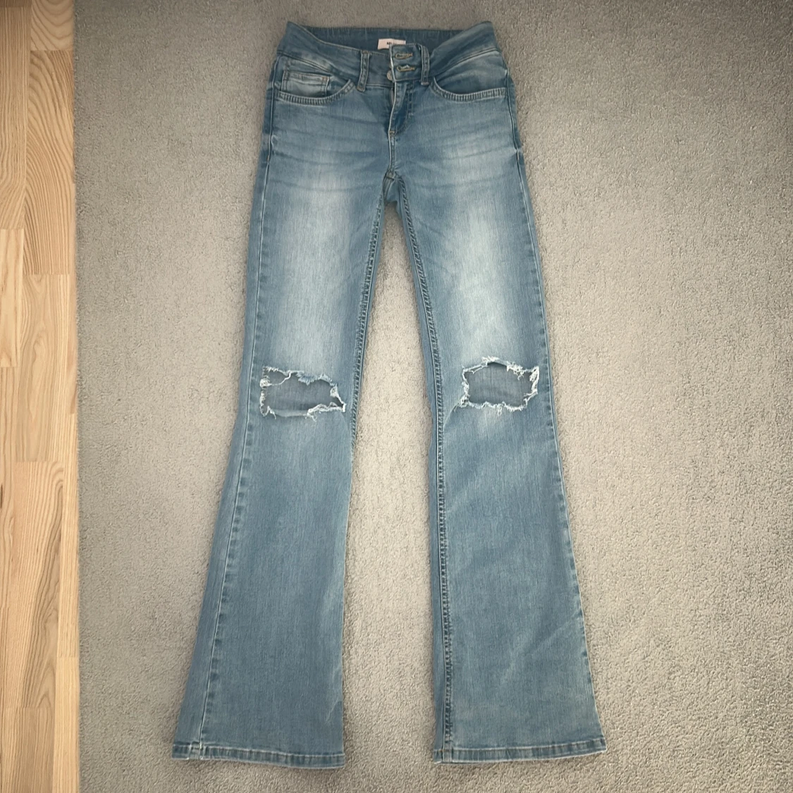 Ljusblå bootcut jeans från Nelly