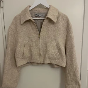 Zara jacka - Beige croppad jacka från Zara med struktur i tyget. 