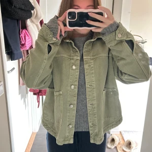 grön jacka - säljer denna populära gröna jeansjackan från Zara, jättefint skick endast lite sminkflöcksr på ”kragen” men syns inte alls mkt🩷🩷🩷