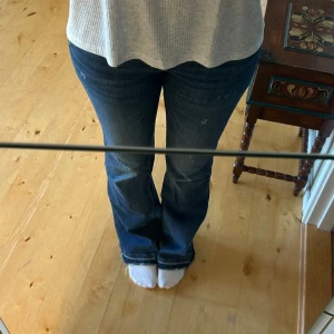 Jeans - Säljer dessa jeansen från Only köpta för några år sedan! De är låmidjade och flaire/bootcut. Säljer då de är för små för mig. Skriv gärna om ni vill ha fler bilder, mått eller frågor!❤️