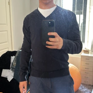 Marinblå  v-ringad tröja Filippa K - Marin blå v-ringad tröja från Filippa K i storlek L. Sitter som M. Jättebra skick 9/10. Skriv vid intresse!