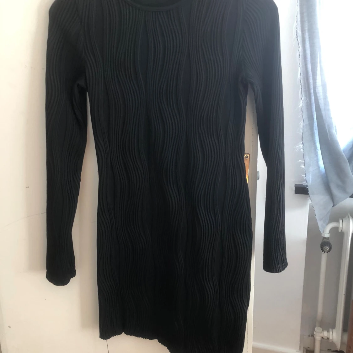 Svart ribbad långärmad klänning