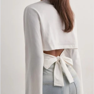 Vit långärmad topp med knyt i ryggen - Nytt skick, helt oanvänd!💕