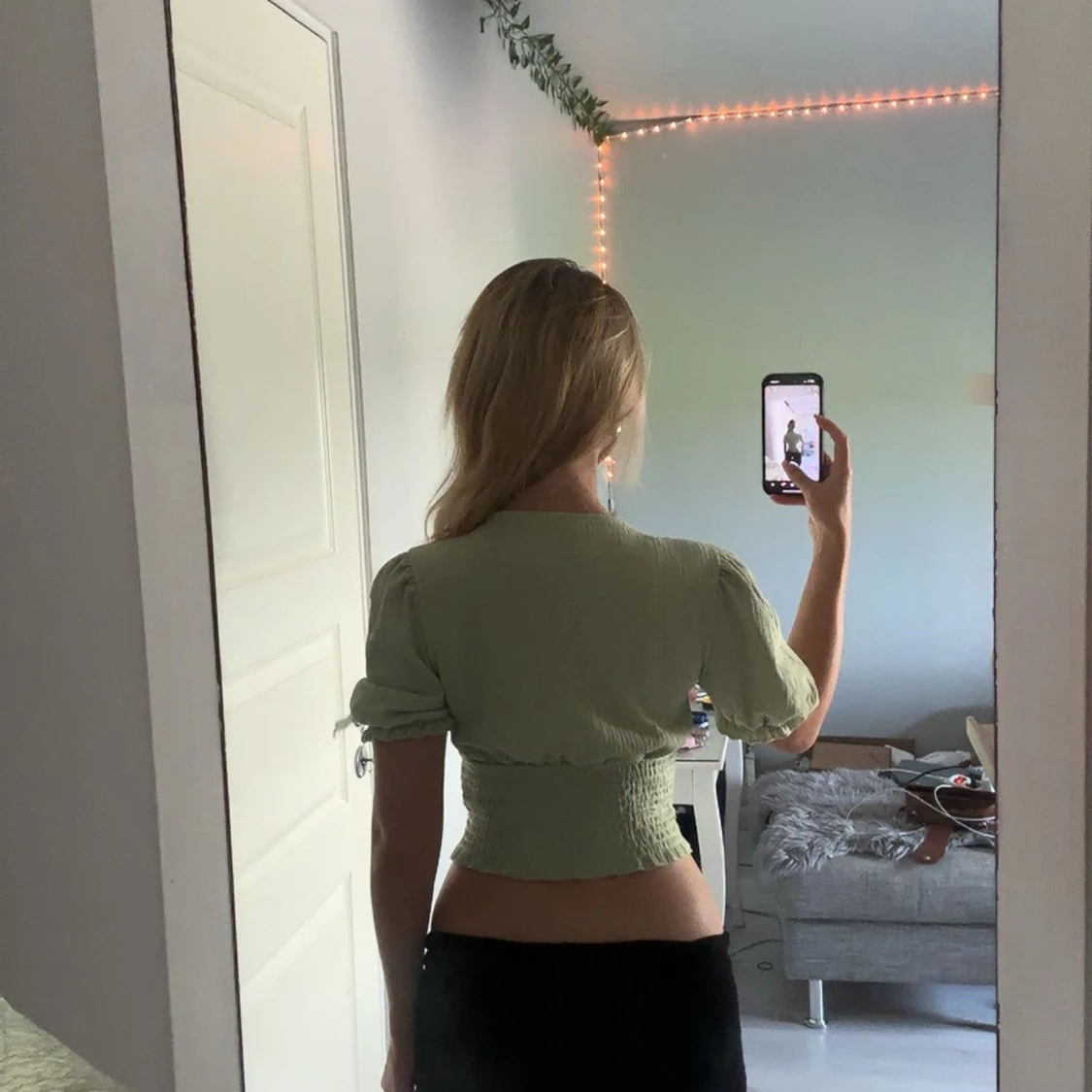 Ljusgrön croppad blus från Monki - 1