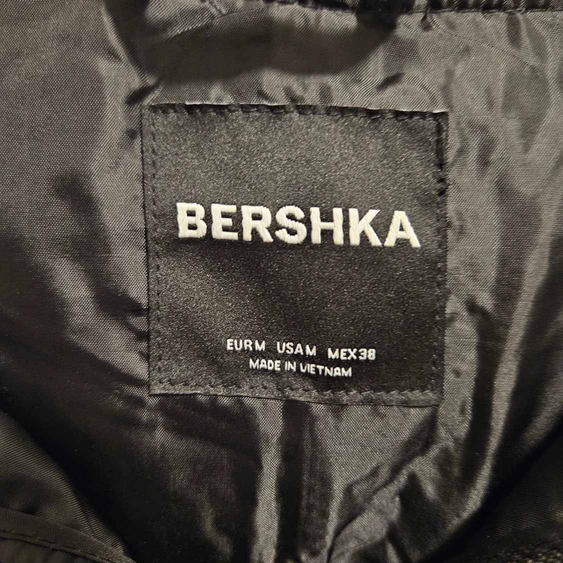 Ny Oanvänd Svart Pufferjacka från Bershka strl M - 2