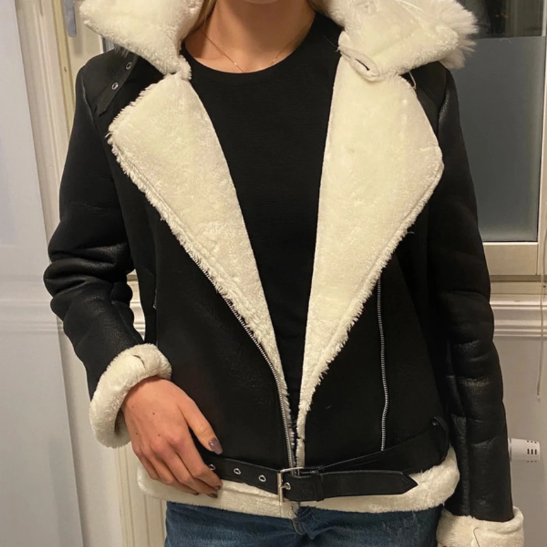Svart skinn jacka med vit fuskpäls inuti - 1