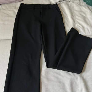 Svart Kostymbyxa  - Svarta kostymbyxor från Kappahl. Storlek 164 men passar mig som har 158. Säljer då jag har två likadana❤️
