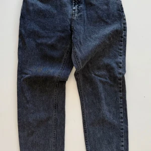 Mörkgrå high waist jeans - Snygga mörkgrå jeans med hög midja och raka ben. Klassisk femficksmodell i mjukt denimtyg, perfekt för en chill och stilren look. Passar till allt och är superenkla att matcha med sneakers eller boots. från grunt.