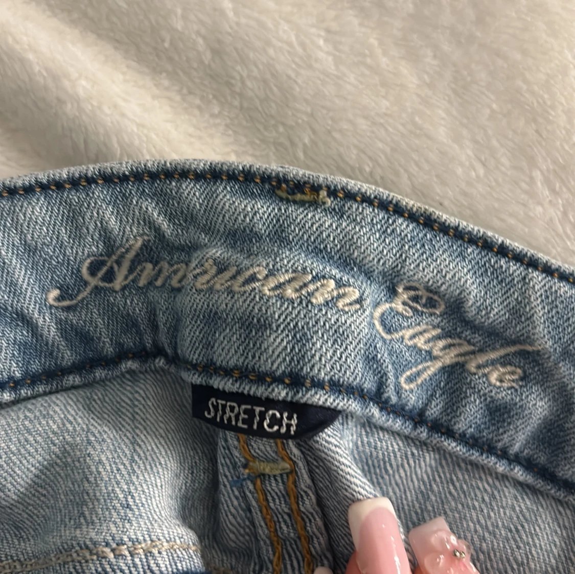 Ljusblå jeans med hål från American Eagle - 2