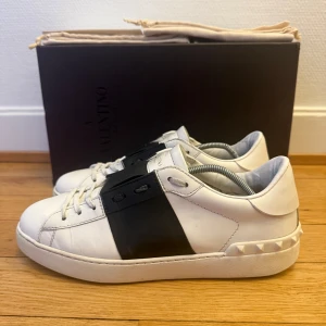 Valentino open sneakers  - Säljer nu dessa fina valentino skor | Väldigt fint skick | Storlek 41 | Kommer med box,dustbag, och kvitto | Hör gärna av er vid frågor eller funderingar 