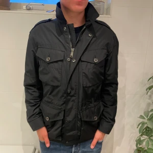Ralph lauren fieldjacka  - Säljer denna Ralph lauren jackan i jättefint skick, inga tecken på användning. Storlek small. Hör gärna av dig om du har några funderingar