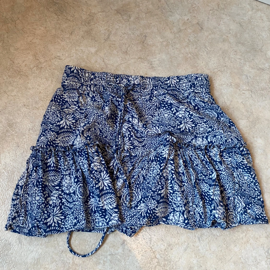 Blåvit blommig kjol från Zara - 1