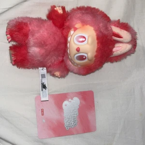 The Monsters Love Edition - Obs ÄKTA. Sällsynt Pop Mart The Monsters Love Edition samlarfigur i mycket fint skick. Mjuk, fluffig päls och unikt designat ansikte med stora ögon och leende. Levereras med originaltagg och samlarkort. Perfekt för samlare eller som present.