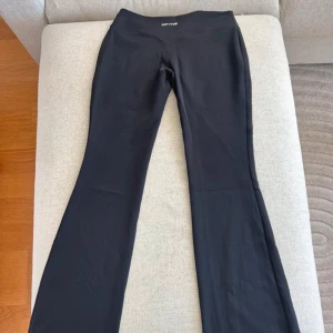 Svarta flare leggings från DEFYNE - Snygga svarta flare leggings från DEFYNE, i färgen Midnight Black. Mjukt och stretchigt material som sitter skönt och formar sig efter kroppen. Helt slutsålda 