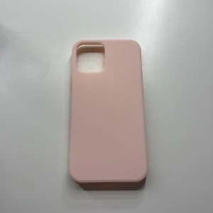 Rosa silikonfodral till iPhone 12 - Ljusrosa mobilskal till iPhone 12, aldrig använd💗💗