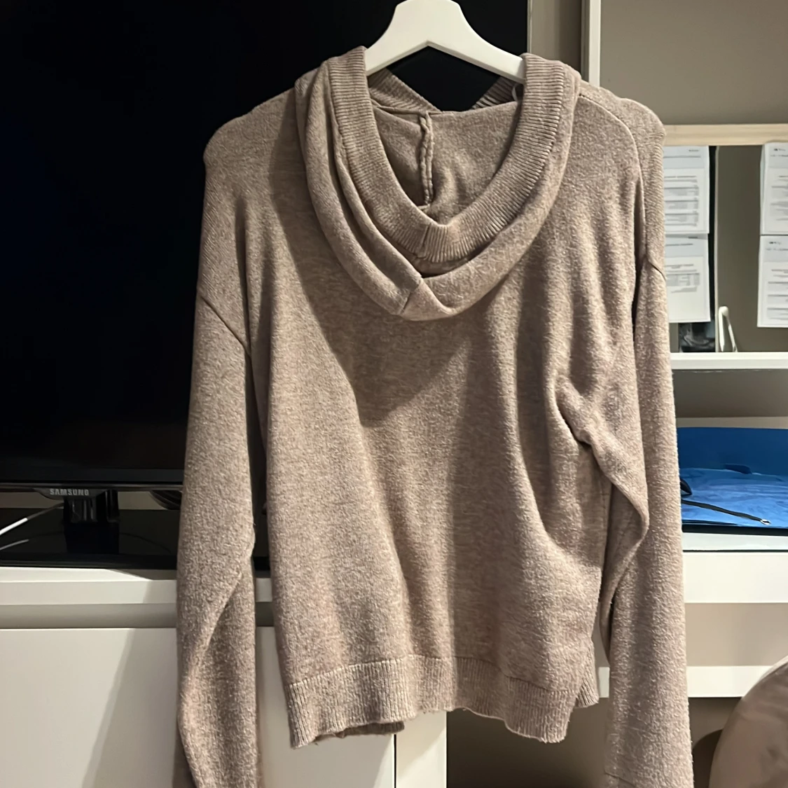 Beige stickad hoodie med snörning - 1