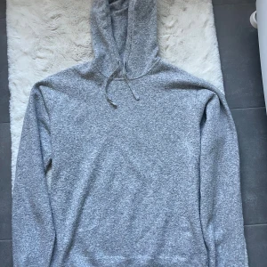 Grå hoodie från RYVLS med snörning - Super snygg grå hoodie e jötte skönt material. Skixk 9/10. Strl 164 men skulle söga att den passar en storlek större. 