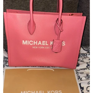 Michael kors väska Mirella, oanvänd  - Michael kors väska mirella, oanvänd. Axelrem medföljer. 