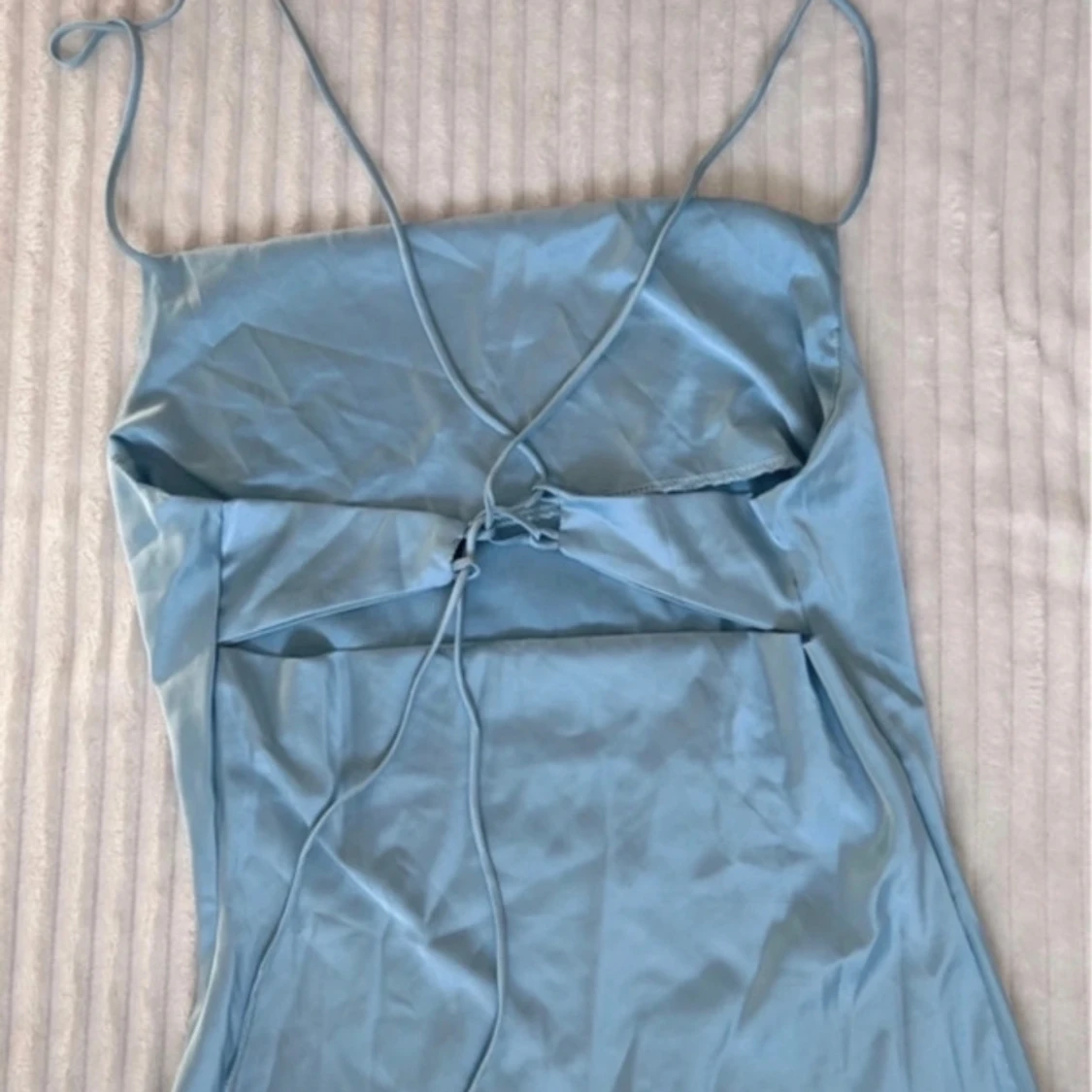 Ljusblå långklänning med snörning och öppning i ryggen  - 2