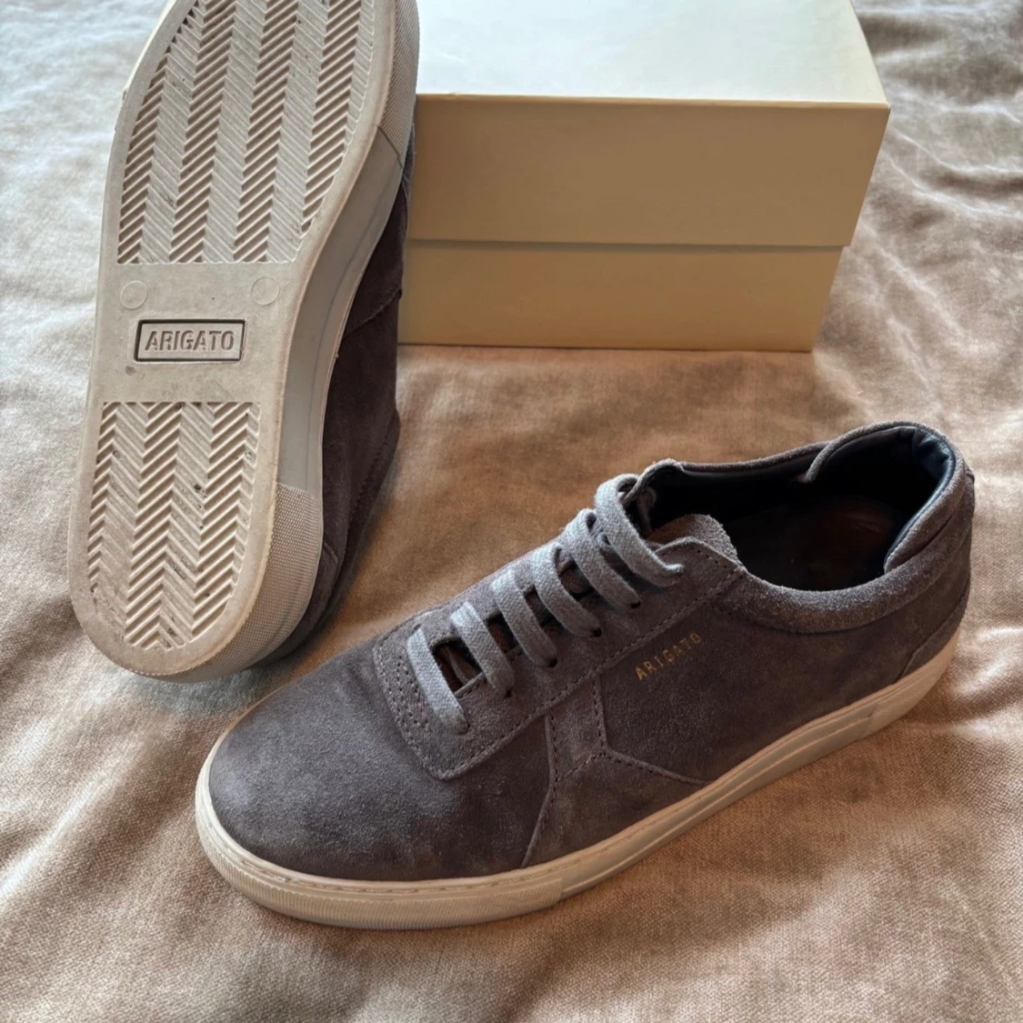 Grå sneakers från Axel Arigato i mocka - 4