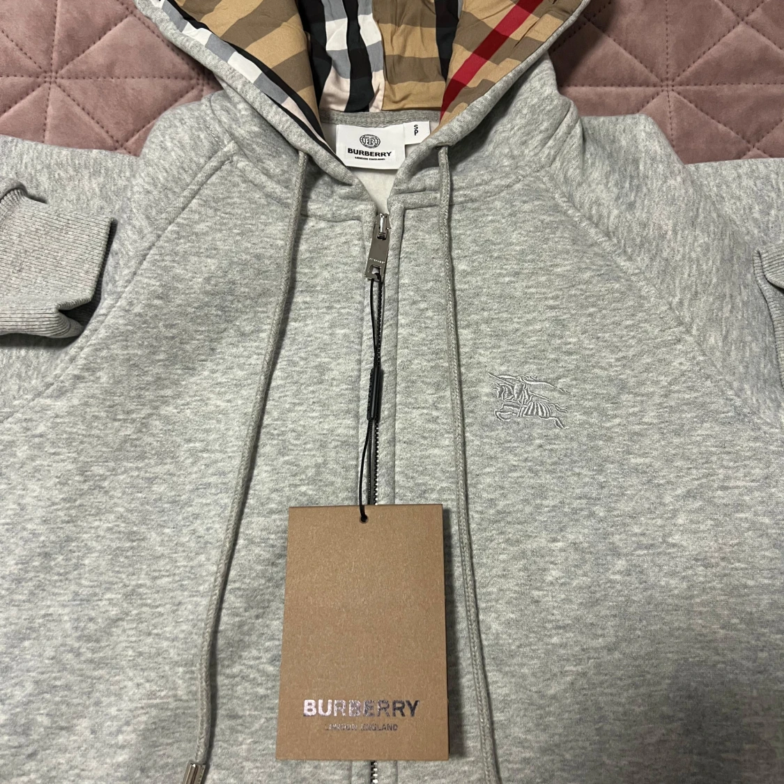 Grå hoodie från Burberry med dragkedja - 1