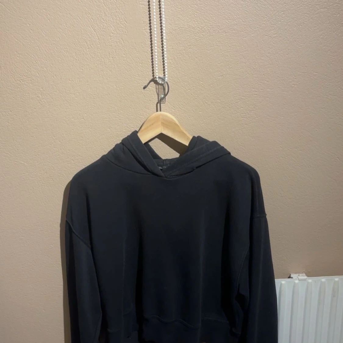 Svart hoodie med huva - 1