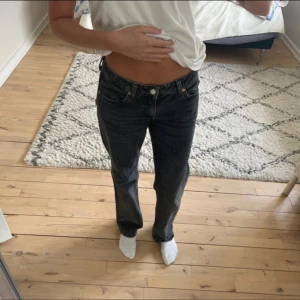 Jeans Weekday  - Jeans från weekday i modellen Arrow som tyvärr inte kommer till användning. Dom är i storlek 25/32 och är i bra skick. Skriv för fler bilder 