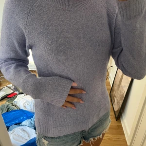 Ljuslila stickad tröja med rund hals - Supermysig ljuslila stickad tröja från vero moda 💕 skriv om ni undrar något🩷