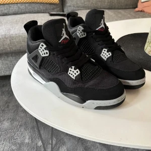 Jordan 4 blackcanvas - Ett par nästan helt nya 4or riktigt fina, har box storlek 43 ( priset kan diskuteras )