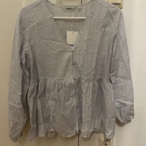 vit blå randig blus  - jättefin blus från only i nyskick💕💕