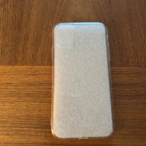 Mobilskal - Jättefint genomskinligt mobilskal från shein. Passar till en iPhone 11. Helt ny, aldrig använt😊