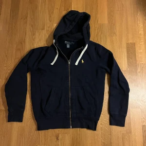 Mörkblå hoodie från Polo Ralph Lauren - Fet Ralphlauren hoodie i fint skick. Priset kan diskuteras. Använd några gånger 