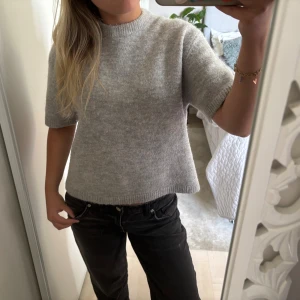 Stickad topp Gina tricot  - Säljer denna stickade topp från Gina tricot i storlek S, toppen är knappt använd och i toppen skick säljer för endast 90 kr❤️