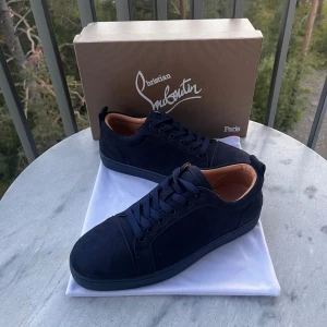 Christian Louboutin - Mörkblåa - Säljer ett par loubs🙌🏻| Storlek 42 | Skick 10/10🔥- Använda 1-2 gånger | Allt og medföljer - box, dashbag | Skriv vid minsta fundering 💭|