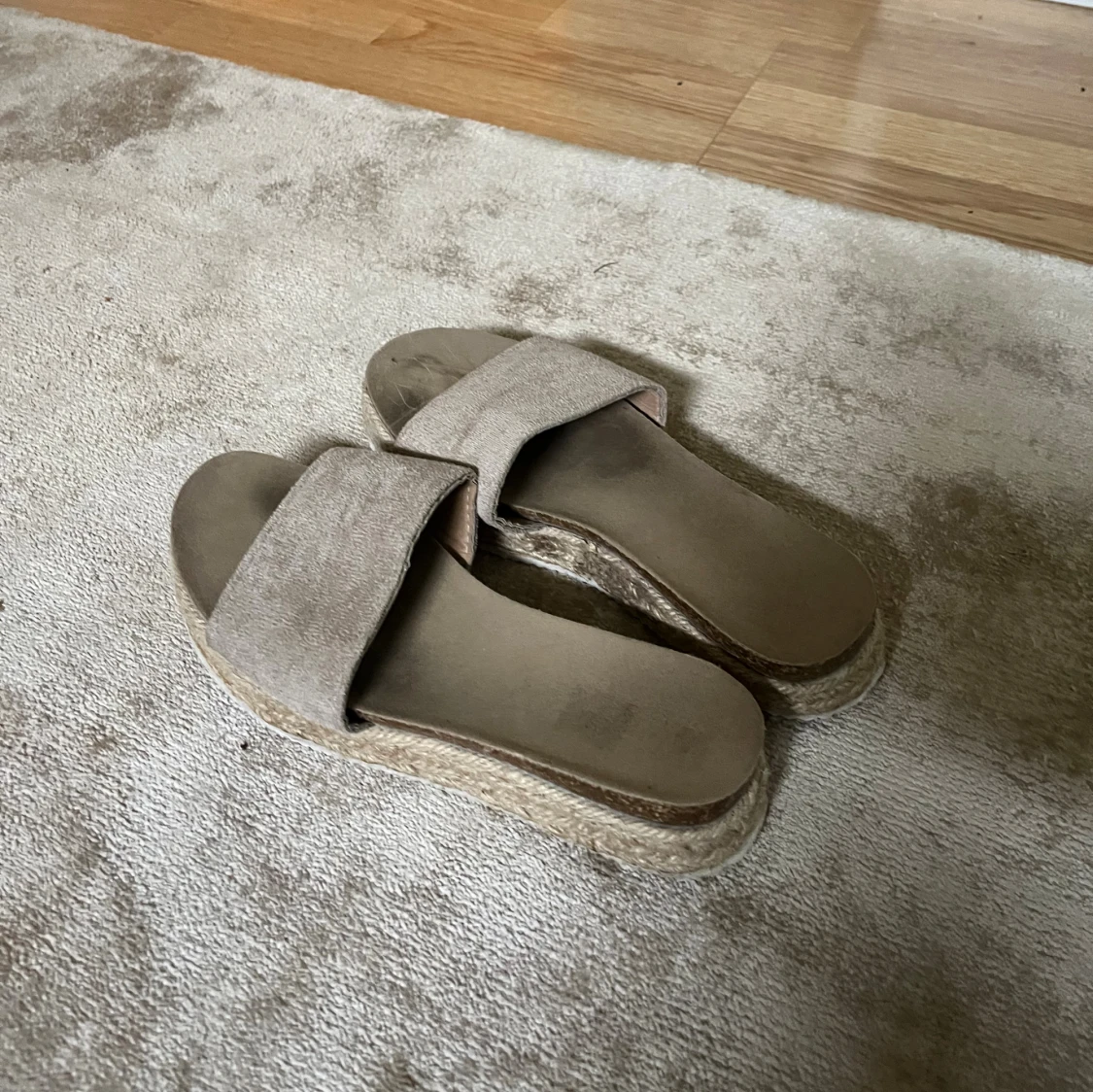 Beige sandaler med platåsula - 2