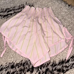 PINK Victoria secret shorts high/mid rise - Rosa PINK Victoria secret shorts som är mid/high rise. Bra skick använda 2 gånger. Storlek: S