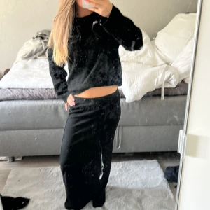 Svart långkjol från Shein - Svart långkjol från Shein i ribbad syntetmaterial. Kjolen har en rak och tight passform som sitter snyggt väldigt stretchigt material 💗