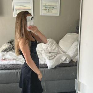 Svart kort klänning med smala axelband står inget märke  - Säljer en svart, enkel och stilren kort klänning med smala axelband. Klänningen har en figurnära passform upptill och lätt utsvängd kjol super stretchiga så passar från xxs- Xl 💗