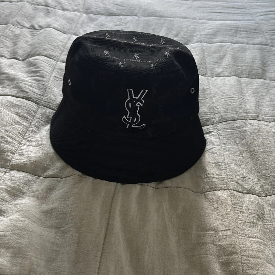 Svart YSL bucket hat  - 2