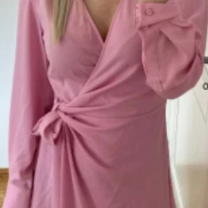 Klänning  - Använd 1 gång men lyckades då ta bort två trådar kolla sista bilden. Man lägger inte märke till de.  Men annars helt fin och typ ny klänning. Köpte för 399kr