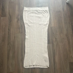 Beige långkjol - En beige långkjol i fint skick