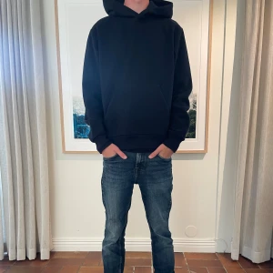 Mango hoddie  - Säljer min mörkblå hoodie 💙 Superbekväm och sitter skönt perfekt in för hösten, med ficka fram och lite avslappnad passform. Perfekt att ha till vardags eller bara chilla i soffan. Använd få gånger, riktigt bra skick den är i str xs men väldigt stor i storlek skulle säga S eller mindre M 🙌bara att höra av sig vid frågor eller funderingar. Mvh 