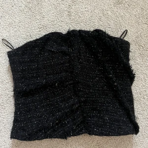 Glittrig korsett ZARA - Supersnygg svart glittrig korsett/bandeau från Zara i toppen skick! 