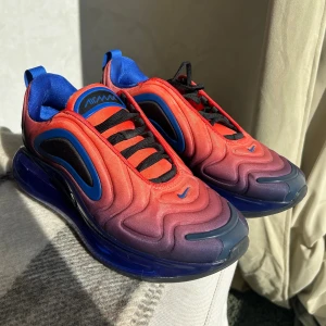 Nike Air Max 720  - Helt nya Nike Air Max 720 som aldrig är använda.     Nypris cirka 2000kr