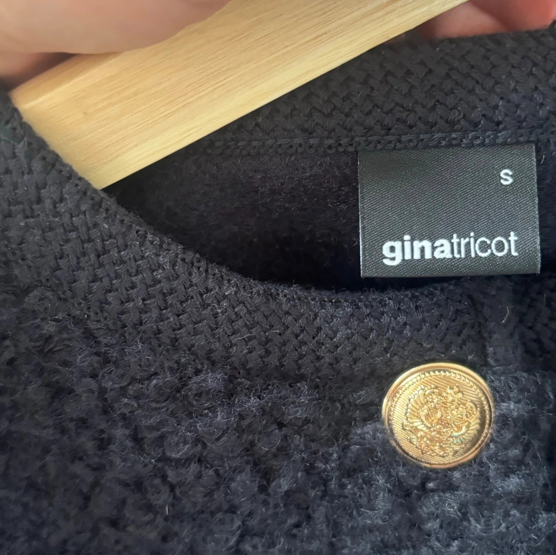 Svart kofta från Gina Tricot med guldknappar - 2