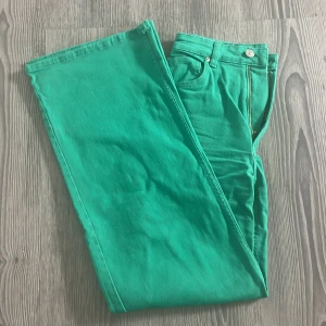 Gröna raka jeans med dragkedja - Coola gröna jeans med raka ben och dragkedja framtill. Byxorna är långa och breda nertill, perfekta för en färgstark look. Passar dig som vill sticka ut med en cool färg.