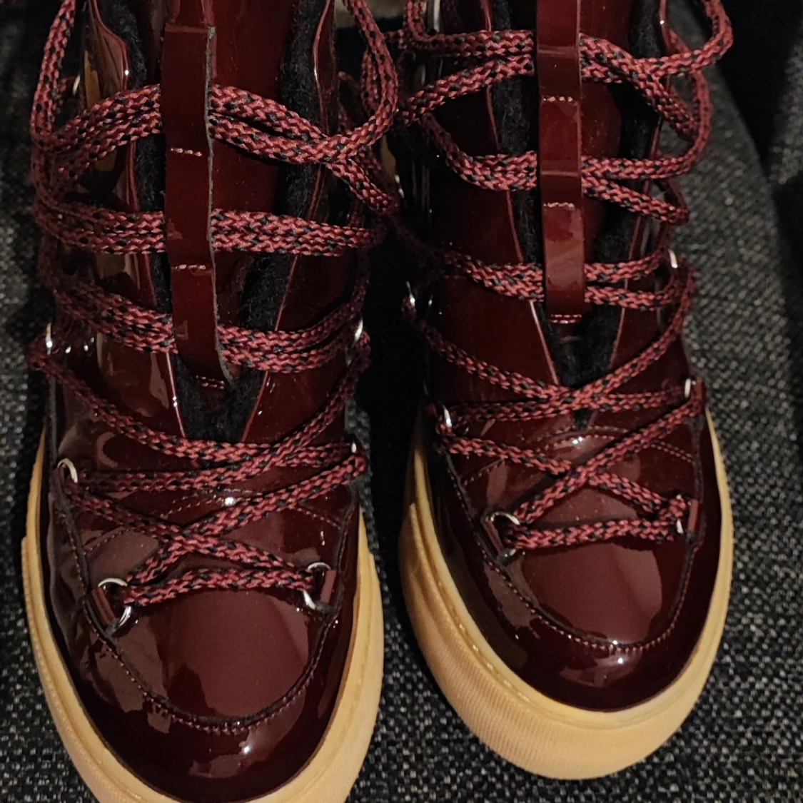 &Other Stories Vinröda moon boots med snörning storlek 37 - 2