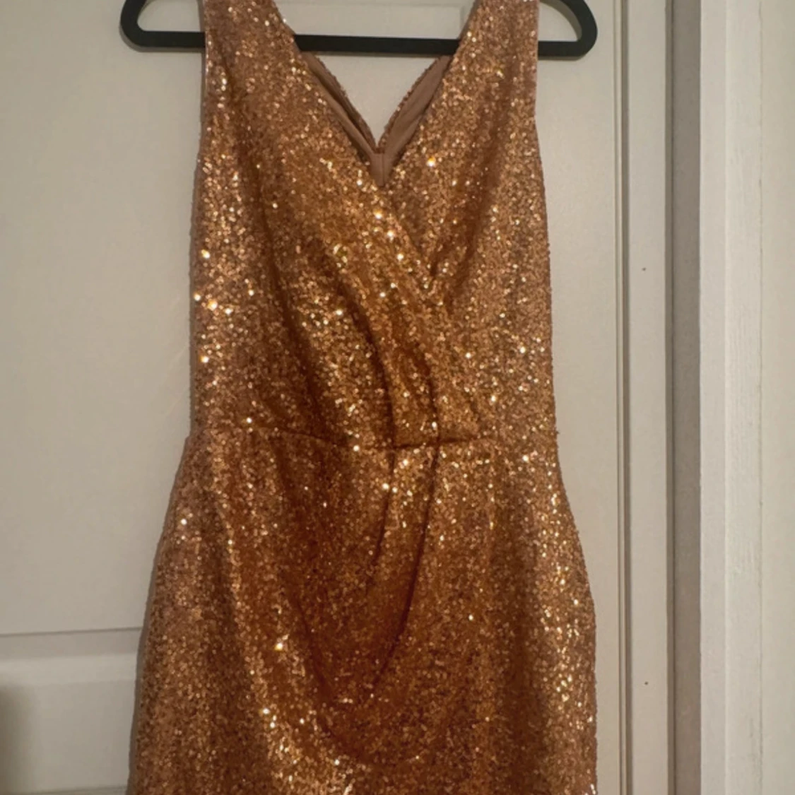 Glittrig guldig kortklänning