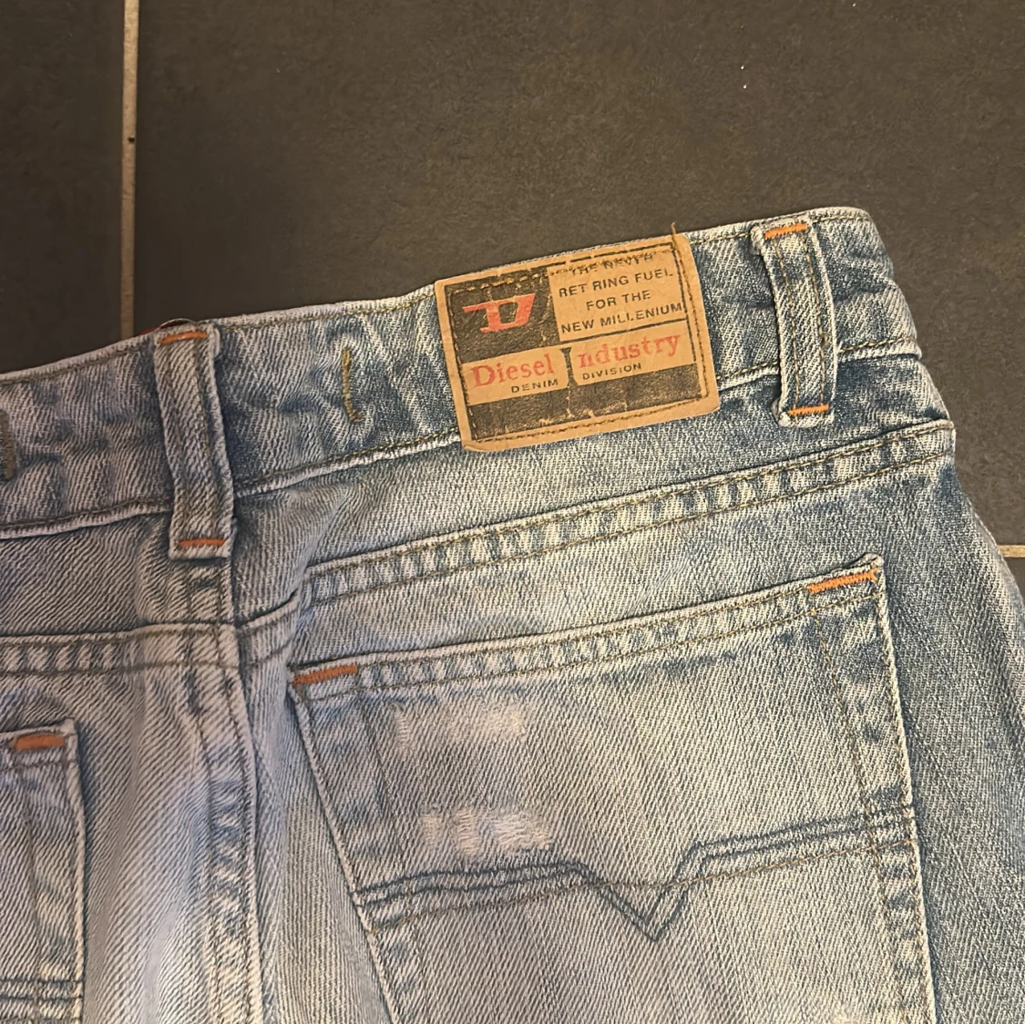 Ljusblå slitna jeans från Diesel - 2