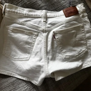 As coola vita Levi’s jeansshorts  - Säljer ett par klassiska vita jeansshorts från Levi's modell 501. Perfekt till allt!😍🙌🏻
